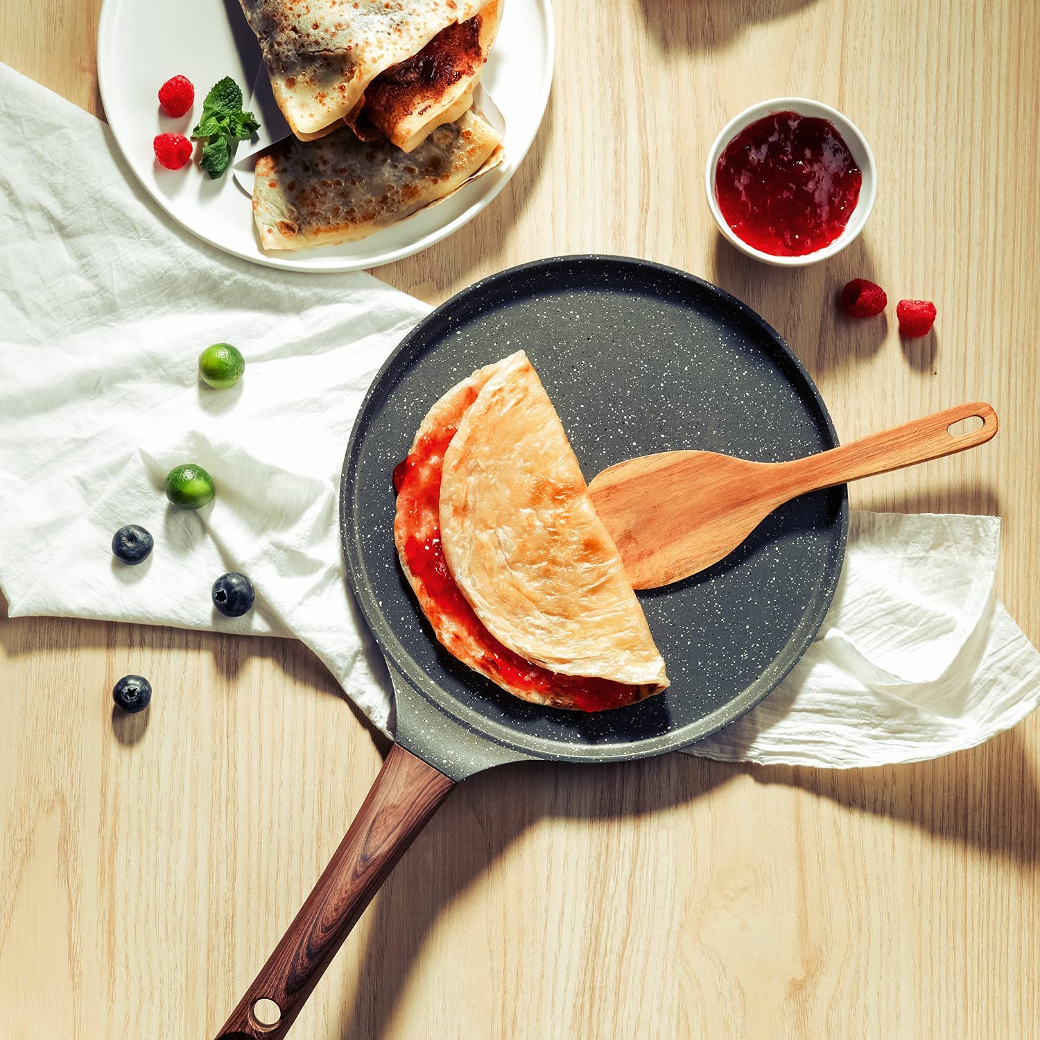 SENSARTE pan on scale showing lightweight 2.5lb design for easy maneuvering