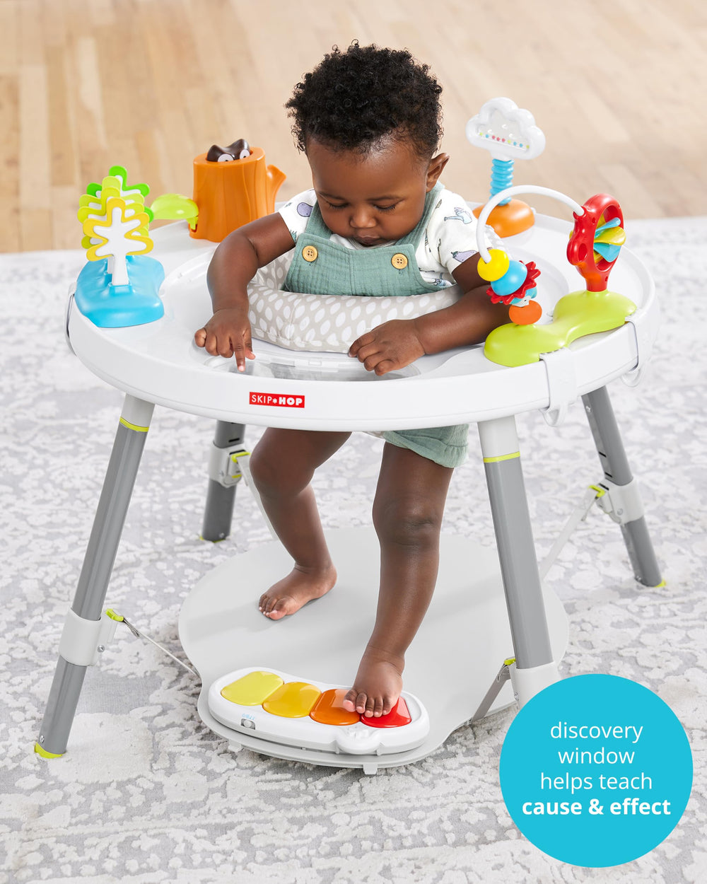 Skip Hop close-up of 360-degree rotating seat offering easy access and movement practice