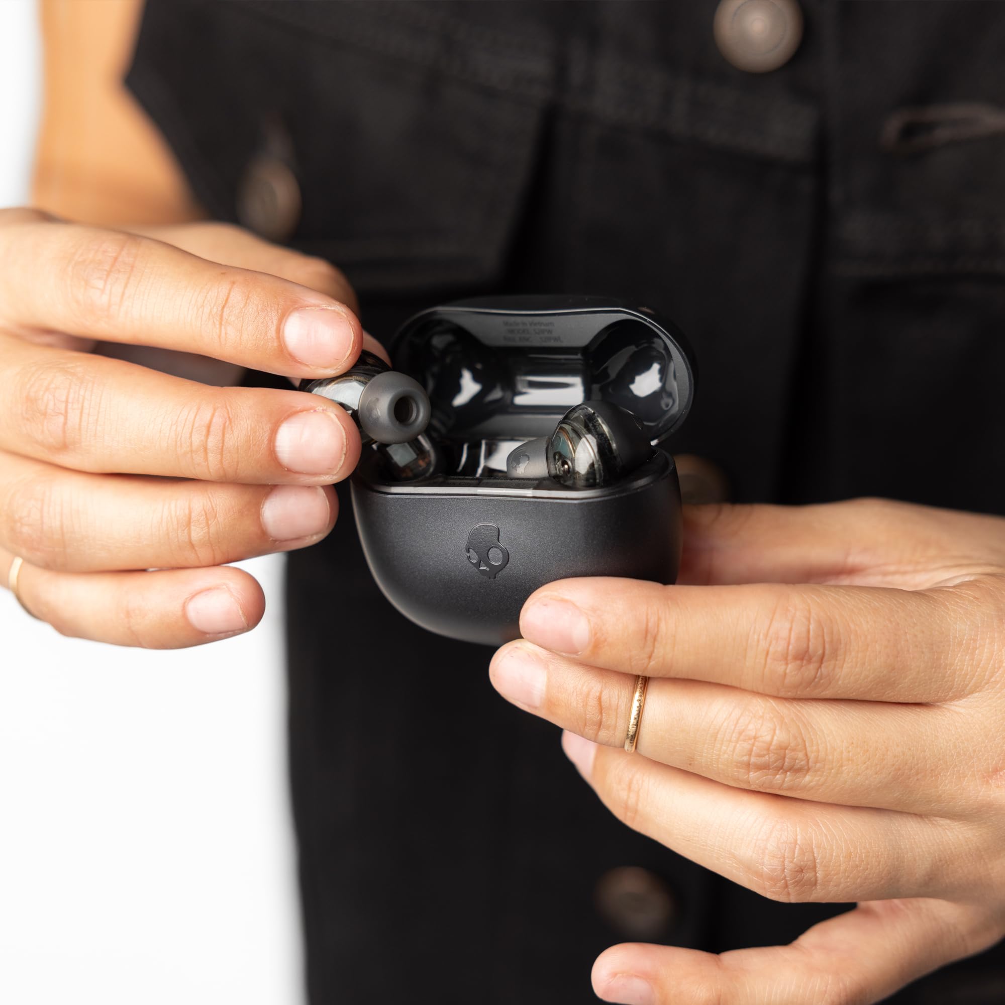 Skullcandy Rapid Charge cable connected illustrating fast two-hour boost