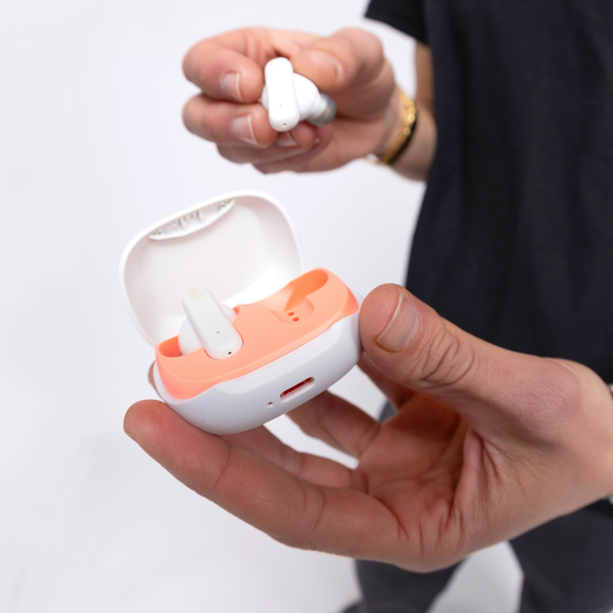 Skullcandy Smokin’ Buds case open with battery icons showing long playtime benefit