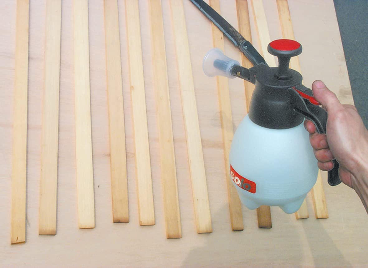 SOLO 418 beside a water bottle for scale, showing compact 1-liter capacity