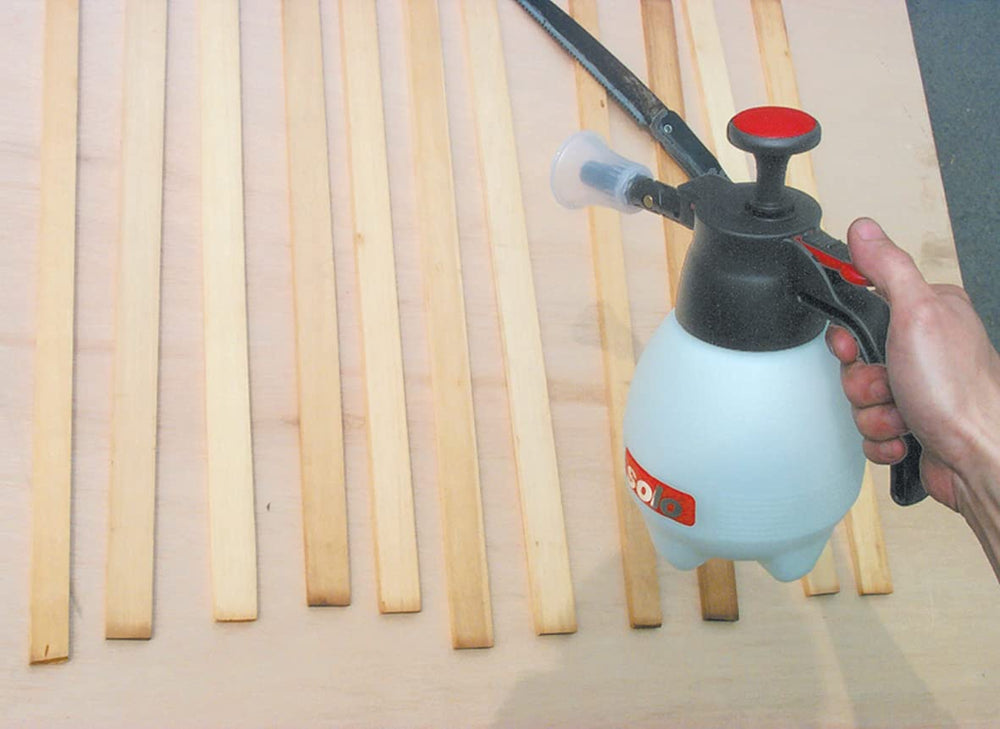 SOLO 418 beside a water bottle for scale, showing compact 1-liter capacity