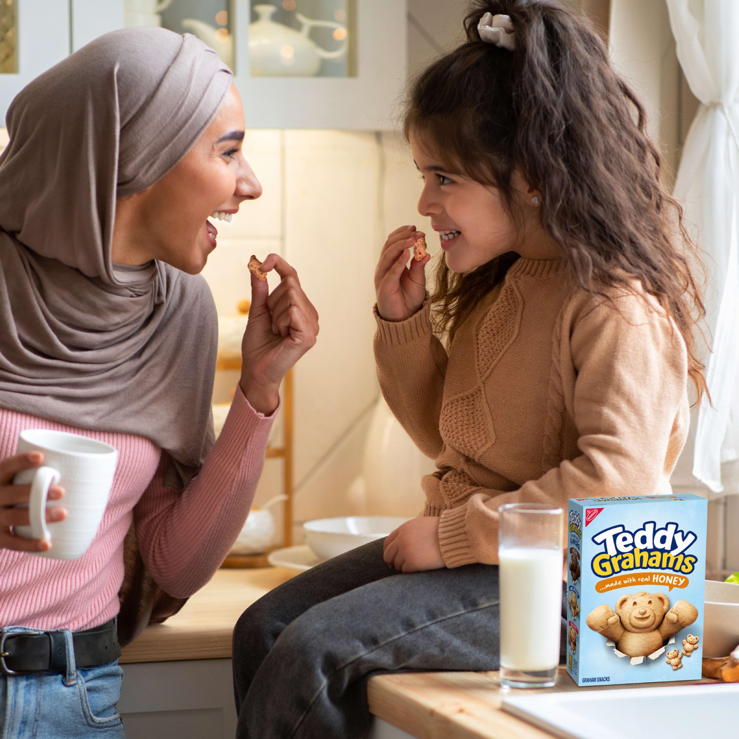 Teddy Grahams hand holding cookies showing portion-friendly size