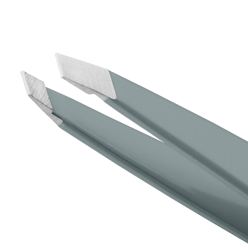 Tweezerman slant angle detail demonstrating improved access to brow bone