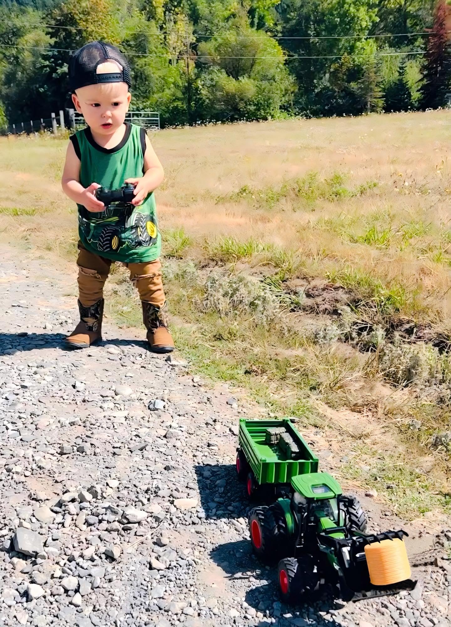 Uarzt tractor side profile highlighting eight-wheel traction for rough terrain