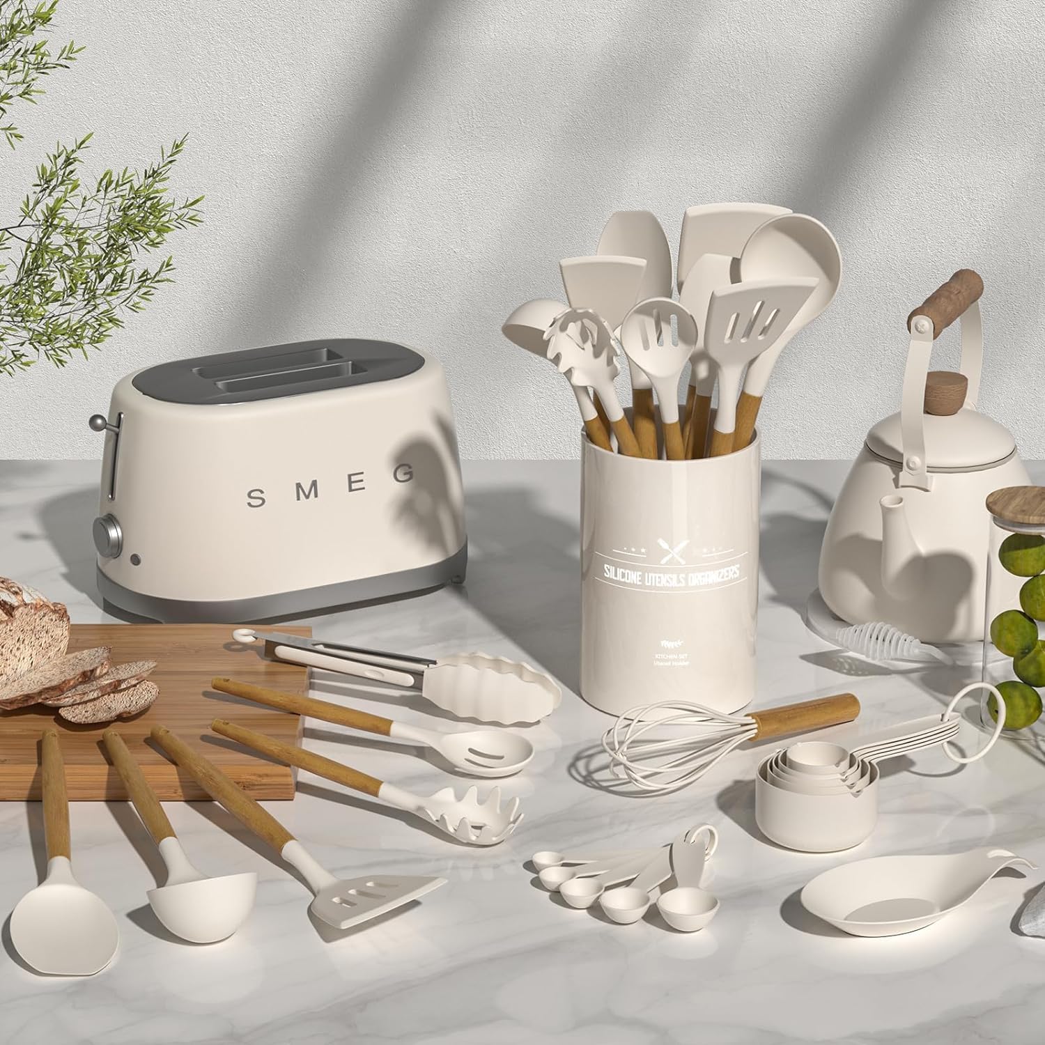 Umite Chef wooden handle close-up showing ergonomic grip and anti-scald benefit