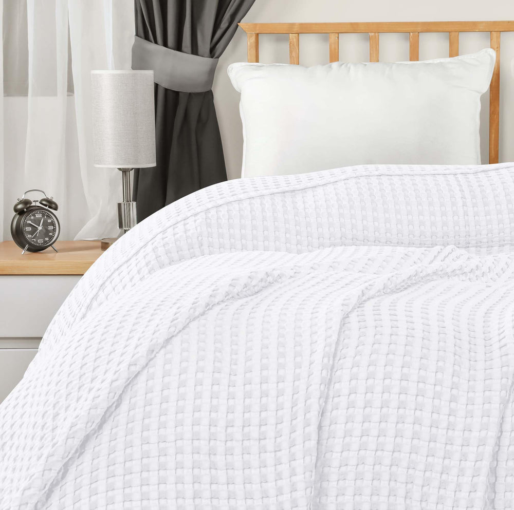 Utopia Bedding close-up of self-bound edge detail for durable finish