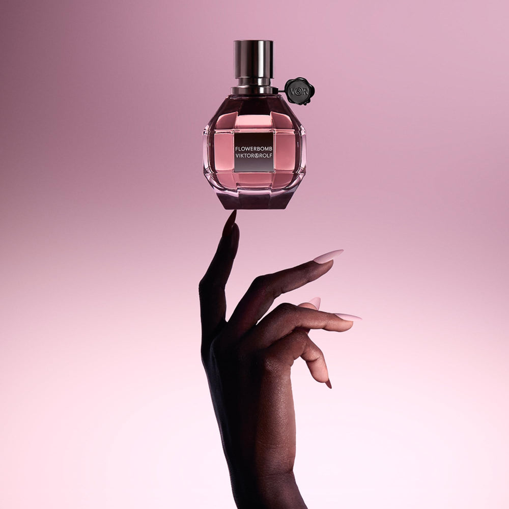 Viktor&Rolf spray action capturing mist release for effortless application