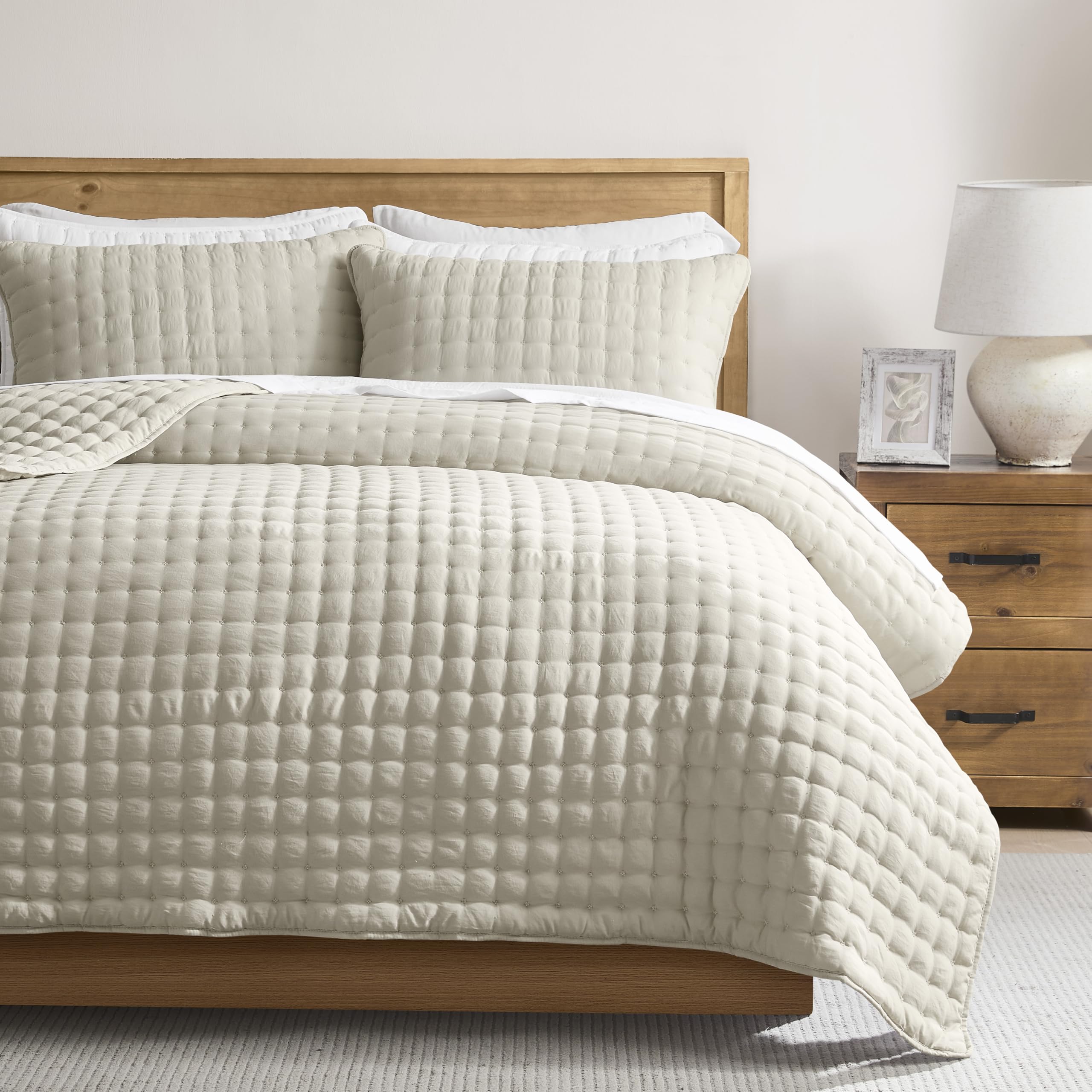 WDCOZY quilt front view showing full king coverage and elegant neutral look