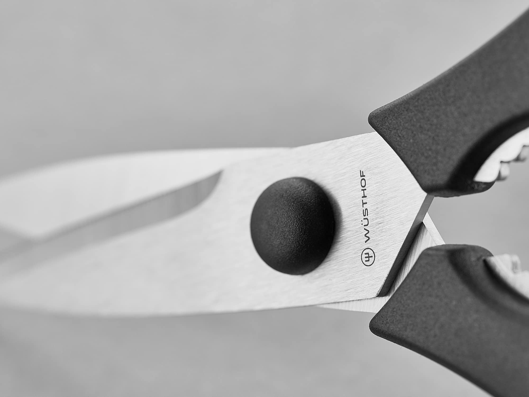 Wüsthof close-up of blade joint showing precise alignment benefit