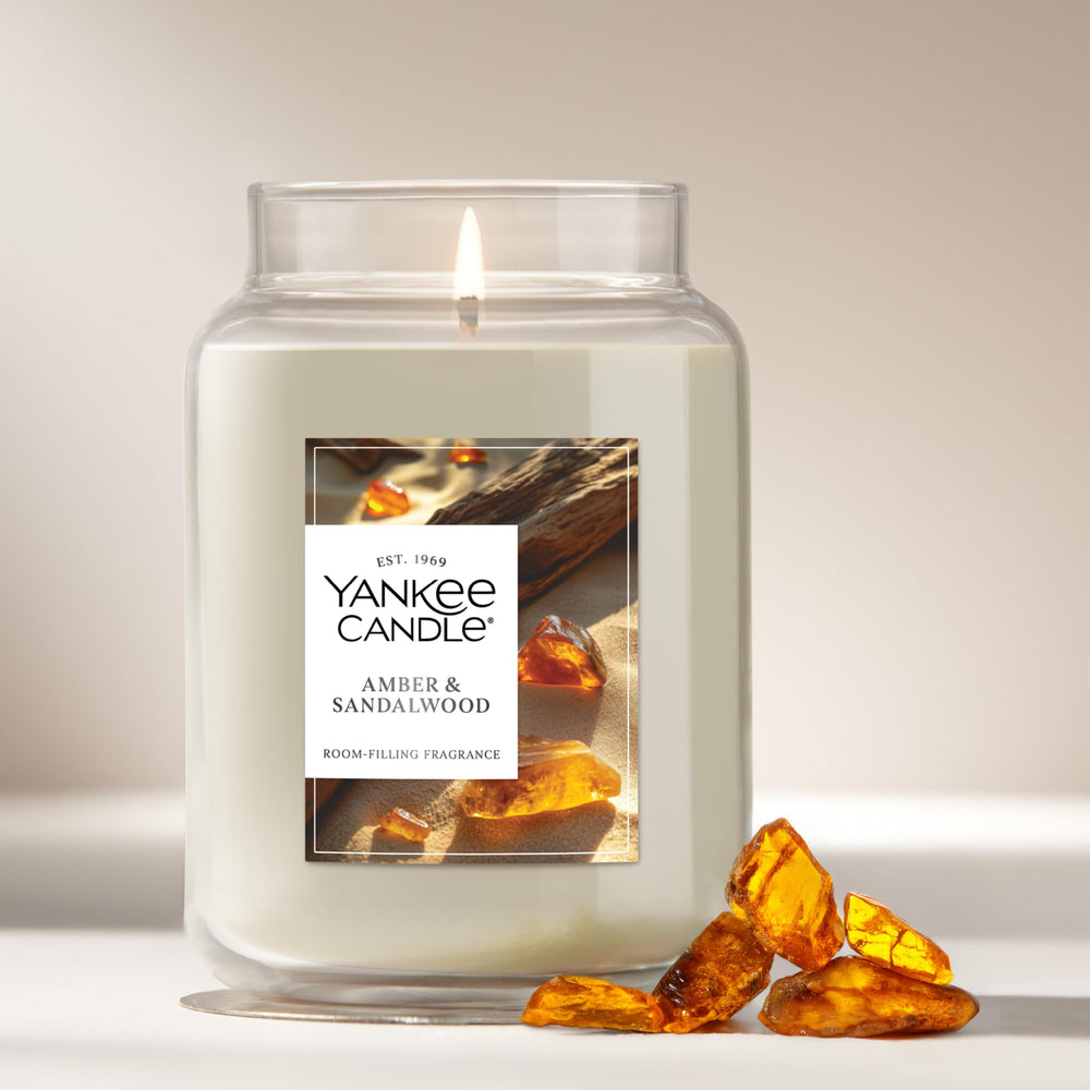 Yankee Candle amber & sandalwood wick detail illustrating even burn benefit